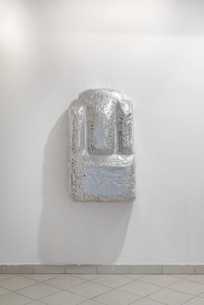 Jakub Lipavský, Bez názvu, dřevo plátkový hliník, 2018